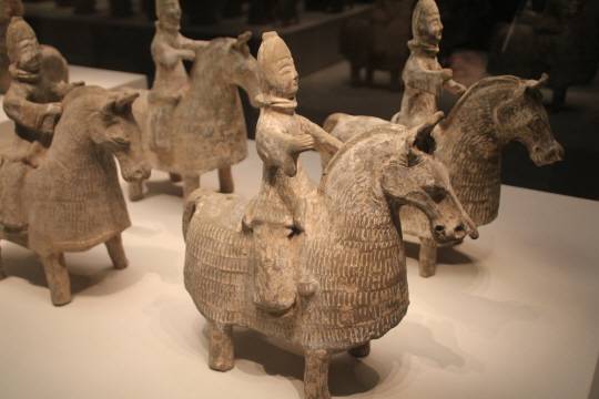 북위 선비족의 무사와 갑옷 입힌 말조각. 5∼6세기. 북경 국가 박물관.