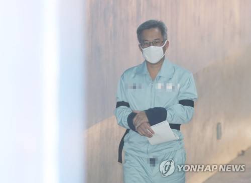 재판 출석한 '드루킹' 김동원 (서울=연합뉴스) 신준희 기자 = 여론조작 사건의 '드루킹' 김동원 씨가 17일 오후 서울 서초구 서울중앙지법에서 아내 유사강간 및 폭행 혐의 등 관련 재판에 출석하기 위해 법정으로 향하고 있다. 2018.10      hama@yna.co.kr   (끝)