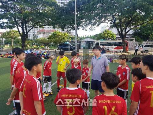박병주 수원유나이티드 감독이 한국-베트남 유소년 축구 교류전을 앞둔 지난 20일 베트남 호치민 남롱경기장에서 열린 KJFC와 연습 경기에서 선수들에게 지시하고 있다.