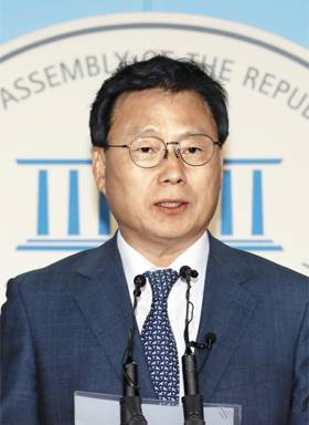 브리핑하는 與 허위정보특위위원장 - 박광온 더불어민주당 ‘허위조작정보 대책특위’ 위원장이 23일 서울 국회에서 “허위조작정보 유통을 막는 장치를 마련하겠다”며 브리핑을 열고 있다. /남강호 기자