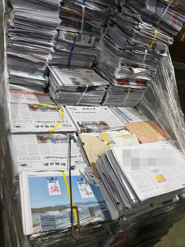 ▲ 최근 한 누리꾼이 SNS에 게시한 사진이 화제였다. 처량하게 쌓인 신문 더미와 함께 계란판 공정 사진을 올렸다. 사진=익명의 페이스북 유저