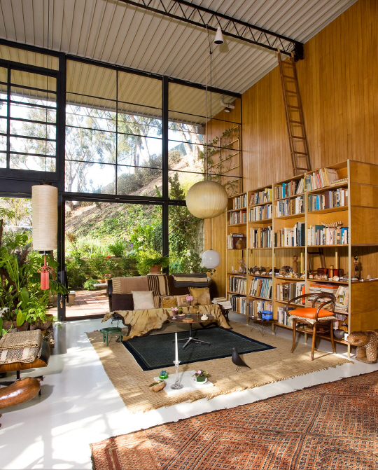 미국의 유명한 산업디자이너인 임스부부가 설계한 임스 주택. 주택의 거실 공간은 살아온 방식을 그대로 기록하고 있다.  @Eames Foundation