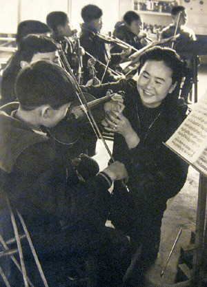 바이올리니스트 강민자 선생이 성세재활원에서 차인홍 교수에게 바이올린 연주를 지도하는 모습.