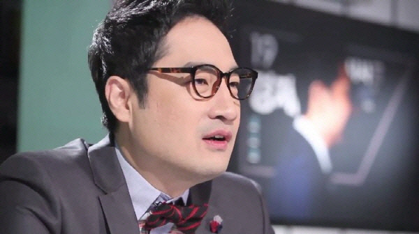 tvN ‘강용석의 고소한 19’를 진행하는 강용석 변호사 | tvN 화면 갈무리