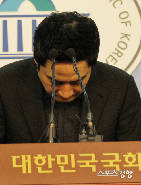 2012년 2월22일 사퇴를 선언한 무소속 강용석 의원이 국회 정론관에서 기자회견을 마친 후 고개숙여 인사를 하고 있다.박민규기자