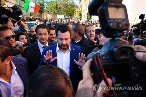 24일 10대 소녀가 끔찍하게 살해당한 로마 산 로렌초 지역을 찾은 마테오 살비니 이탈리아 부총리 겸 내무장관 [AFP=연합뉴스]