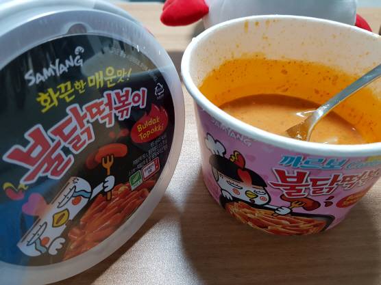 삼양식품 불닭떡볶이(왼쪽)와 까르보 불닭떡볶이.(사진=강신우 기자)