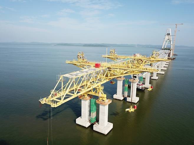 대림산업이 브루나이에 시공 중인 템브롱 교량 현장모습. 다리가 완공되면 동서로 나뉜 브루나이가 하나로 연결된다. /사진제공=대림산업