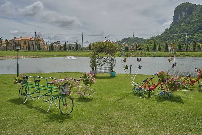 호수를 배경으로 꽃장식된 자전거와 벤치