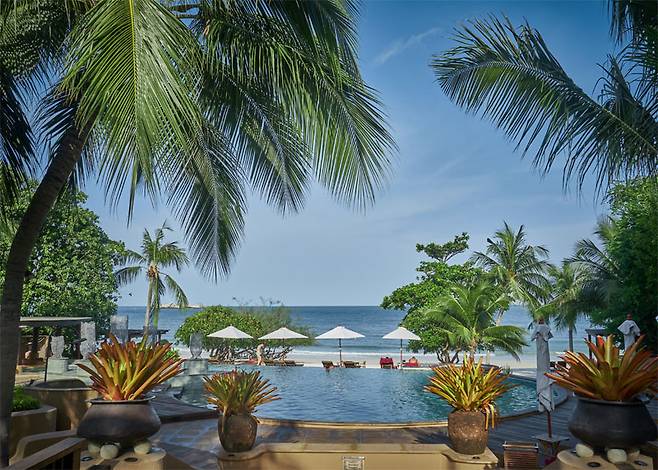 바다가 한눈에 내다보이는 파라디 리조트의 인피니티 풀