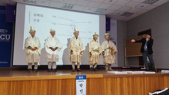 박민재 한복문화사업단 대표(맨 오른쪽)가 고증을 거쳐 재현한 전통 유교식 남자 상복. 오른쪽부터 차례로 참최·재최·대공·소공·시마. 망자(亡者)와 관계가 가까울수록 거친 옷을 입었다. [사진 송의호]