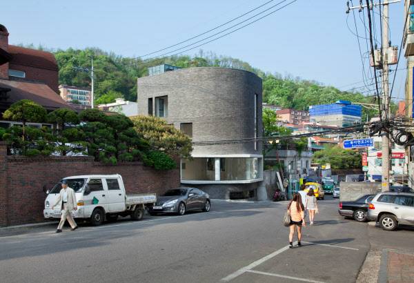 김 교수가 설계한 '코너스톤 1-532'은 서울 서대문구 북아현동 이대 후문 인근에 있다. 그는 "자신의 작품 중 이 건물이 가장 정이 간다"고 말했다. /ⓒ신경섭