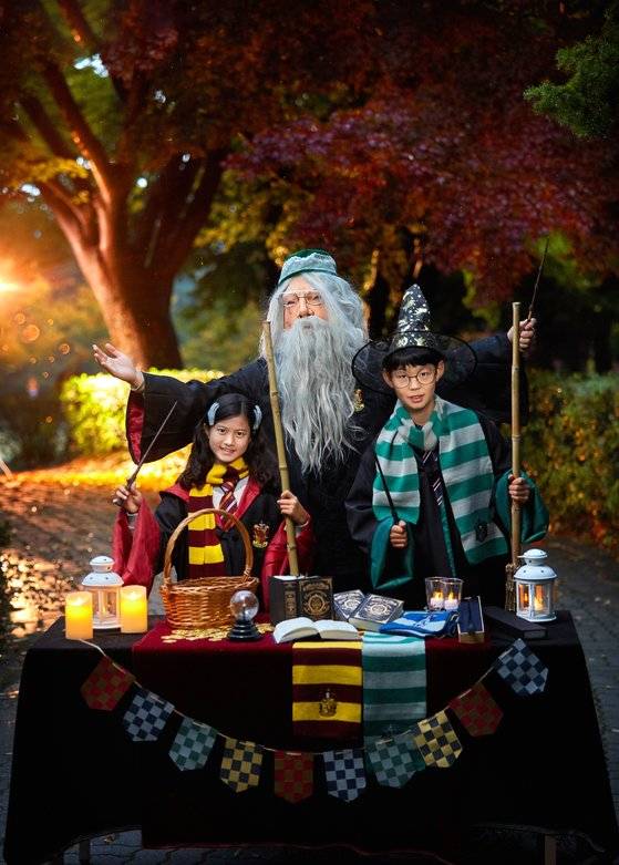 (왼쪽부터)추연우 학생모델·김우빈 진행부장·최찬이 학생모델이 각각 헤르미온느 그레인저·알버스 덤블도어 교수·해리 포터로 변신했다.