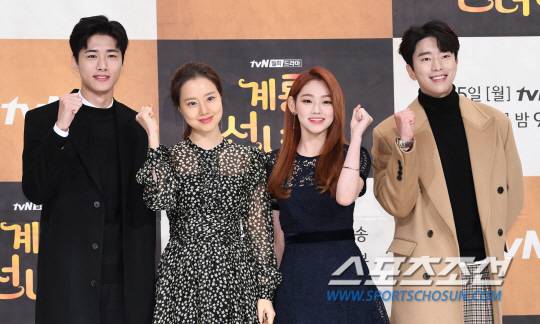 배우 서지훈, 문채원, 강미나, 윤현민이 30일 영등포 타임스퀘어에서 열린 tvN 새 월화드라마 '계룡선녀전'의 제작발표회에서 포토타임을 갖고있다. '계룡선녀전'은 699년 동안 계룡산에서 나무꾼의 환생을 기다리며 바리스타가 된 선녀 선옥남이 정이현과 김금, 두 서방님 후보를 우연히 만나면서 과거에 얽힌 비밀을 밝혀내는 코믹 판타지 로맨스다. 영등포=최문영 기자 deer@sportschosun.com /2018.10.30/