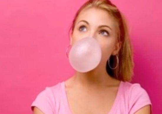 입냄새를 없애기 위해 껌을 씹는 사람이 많습니다. 껌이 입냄새를 없애 줄까요? [사진=유튜브 화면캡처]