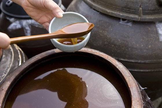 한국에서는 간장을 빼고 나머지 부분을 된장으로 먹는데 된장의 맛을 좋게 하기 위해서는 소금물을 적게 부어 간장을 아예 빼지 않거나 적게 빼는게 좋다. [중앙포토]
