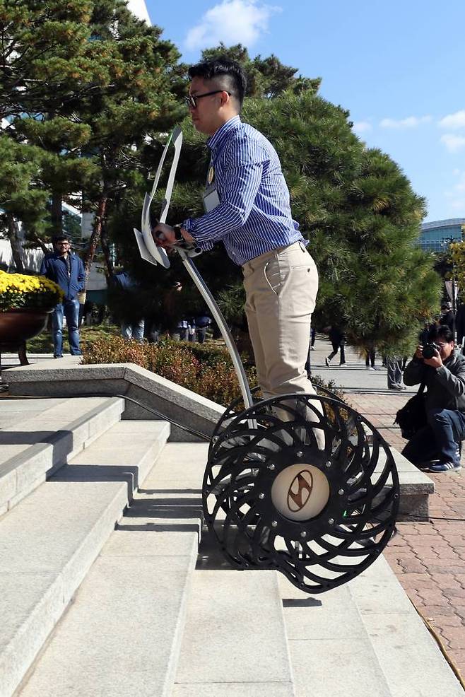 30일 오후 경기도 화성시 현대자동차 남양연구소에서 열린 '2018 제9회 R&D 아이디어 페스티벌'에서 참가자들이 장애물을 만나도 제약 없이 이동할 수 있는 휠 '나무'를 선보이고 있다./사진=이기범 기자