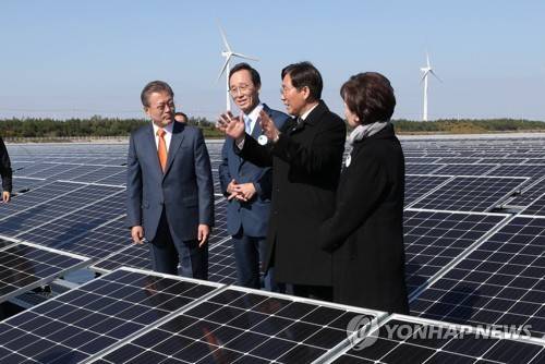새만금 수상태양광 시설 둘러보는 문 대통령 (군산=연합뉴스) 황광모 기자 = 문재인 대통령이 30일 전북 군산시 유수지 수상태양광부지에서 열린 '새만금 재생에너지 비전 선포식' 행사를 마치고 수상태양광 시설을 둘러보고 있다.      왼쪽부터 문 대통령, 송하진 전북도지사, 성윤모 산업통상자원부 장관, 김현미 국토교통부 장관.     hkmpooh@yna.co.kr  (끝)