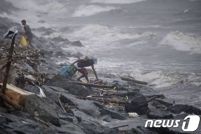 태풍 위투가 휩쓸고 지나간 마닐라 해변의 모습 © AFP=뉴스1