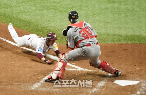 넥센 히어로즈 김혜성이 30일 서울 고척스카이돔에서 진행된 2018 KBO 포스트시즌 플레이오프 3차전 SK와의 경기에서 2-2로 맞선 5회 3루타로 출루해 송성문의 희생타로 태그업해 홈으로 뛰어들어 득점하고있다. 고척 | 김도훈기자 dica@sportsseoul.com
