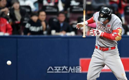 SK 로맥이 30일 고척돔에서 열린 플레이오프 3차전 6회 타석에서 몸에 공을 맞고 있다. 손목 위쪽을 때린 공이 떨어지고 있다. 고척| 배우근 기자 kenny@sportsseoul.com