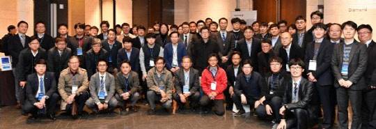 시스템 반도체 업체 르네사스 일렉트로닉스 한국법인은 지난 30일 서울 양재동 엘타워에서 '르네사스 일렉트로닉스 코리아 파트너 포럼 2018'을 개최했다고 31일 밝혔다. 포럼 참가자들이 기념 촬영을 하고 있다. <르네사스 일렉트로닉스 한국법인 제공>