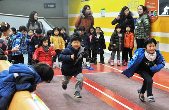 대전 유성구 국립중앙과학관을 찾은 어린들이 빠르게 달리기 방법을 체험하고 있다. 어린이를 위한 과학관은 대부분 체험 위주로 구성돼 있다. [중앙포토]