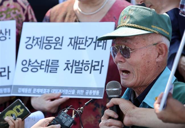 대법원 전원합의체는 일제 강제징용 손해배상청구 소송 재상고심에서 소송 제기 후 13년 8개월 만에 승소한 피해자들. 그러나 배상 주체인 일본 기업 신일철주금이 2012년 한 주총에서 한국 대법원의 판결 수용 의사를 밝혔던 사실이 뒤늦게 전해져 아쉬움을 남긴다. 사진은 지난 8월 22일 서울 서초구 대법원 앞에서 양승태 대법 재판거래를 규탄하는 일제 강제징용 피해자 이춘식 씨 모습. [사진=연합뉴스]