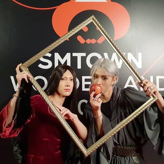 ▲  NCT 텐 유타 '액자 속에서 튀어나왔어요'