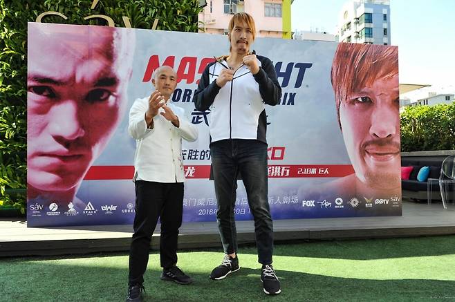 ▲ 최홍만은 지난달 30일 홍콩에서 열린 기자회견에서 '스님 파이터' 이롱과 나란히 섰다. ⓒ더파이트네이션닷컴 독점 제공(thefightnation.com)