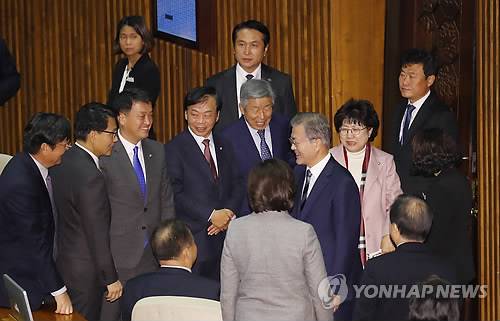 여야 의원들과 대화나누는 문 대통령 (서울=연합뉴스) 배재만 기자 = 문재인 대통령이 1일 오전 국회 본회의장에서 내년도 예산안에 대한 시정연설을 마친 뒤 나서며 여야 의원들과 대화를 나누고 있다. 2018.11.1      scoop@yna.co.kr  (끝)