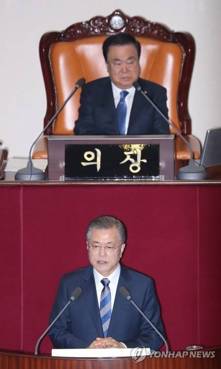 예산안 시정연설하는 문재인 대통령 (서울=연합뉴스) 김현태 기자 = 문재인 대통령이 1일 오전 국회 본회의장에서 2019년도 예산안 시정연설을 하고 있다.  2018.11.1      mtkht@yna.co.kr  (끝)