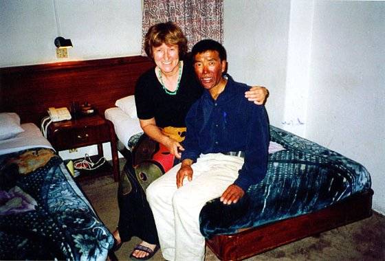 비쩍 마른 몸매, 히말라야의 자외선에 검게 그을린 피부, 눈바람에 딱딱하게 굳은 손등. 산소부족으로 하얗게 변한 손톱.... 강인하고도 차분해 보이는 파상 갤루는 페터를 만난 상황을 잉그리트에게 얘기했다. 중앙포토