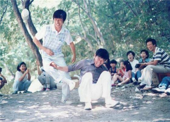 1990년대 (주)포스코 재직 당시 직원 가족들과 야유회를 즐기던 모습이다. [사진 김성호]