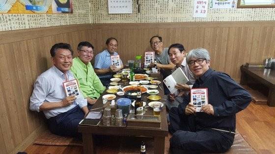 2016년 10월 '김남규 외국어출판사'라는 이름으로 처음 『888단어 문장! 중국어-한국어-영어로 동시에』라는 책을 출간하고 나서, 서울고등학교 동기 영어회화 쿠알라 클럽 친구들에게 책을 증정하고 찍은 기념사진이다. 맨 오른쪽 은발 머리는 2017년 대한민국학술원상 자연과학기초 부문 수상자인 강원대학교 우경식 교수, 그 바로 옆이 예전 에너지기술평가원장 황진택 박사, 그리고 맞은편 초록색 셔츠가 나다. [사진 김남규]