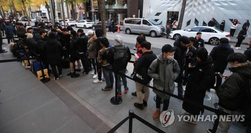 애플 매장 앞은 지금 '인산인해' (서울=연합뉴스) 한종찬 기자 = 애플 신제품 아이폰XS 등이 정식 출시된 2일 오전 서울 강남구 신사동 애플 가로수길 매장에서 시민들이 제품을 구매하기 위해 줄을 서있다. 주요 모델 출고가는 아이폰XS(256GB) 156만2천원, 아이폰XS 맥스(512GB) 196만9천원, 아이폰XR(64GB) 99만원이다. 2018.11.2      saba@yna.co.kr  (끝)