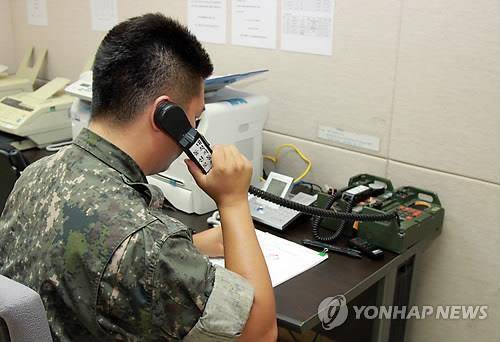 서해지구 군통신선 통화 장면[연합뉴스 자료사진]