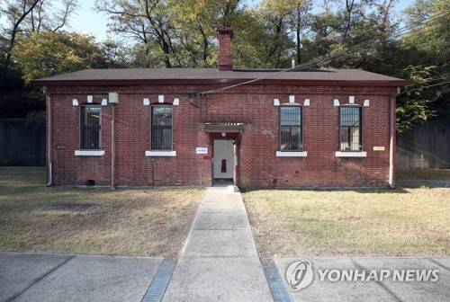 용산 일제시대 위수감옥 (서울=연합뉴스) 김인철 기자 = 2일 오후 서울 용산구 용산미군기지 버스투어에서 공개된 일제시대 일본군 위수감옥.       yatoya@yna.co.kr  (끝)