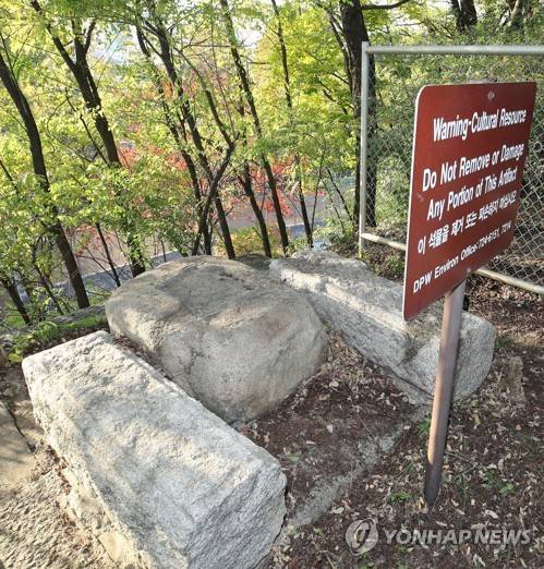 조선시대 문화유적 '남단터' (서울=연합뉴스) 김인철 기자 = 2일 오후 서울 용산미군기지에 조선시대 왕이 직접 기우제를 지내던 '남단터'가 보존돼있다.       yatoya@yna.co.kr  (끝)