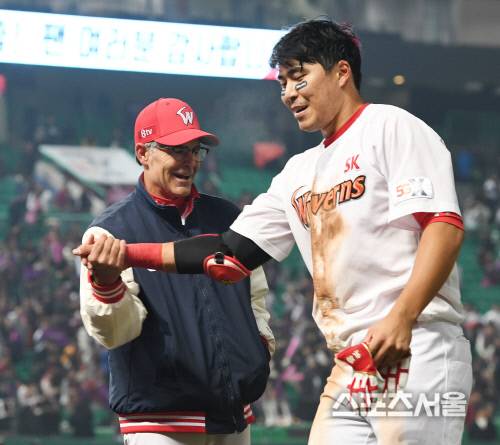 SK 와이번스 힐만 감독이 2일 인천 SK행복드림구장에서 진행된 2018 KBO 포스트시즌 플레이오프 5차전 넥센과의 경기에서 연장 10회 끝내기 승리를 거둔 뒤 끝내기 홈런을 쳐낸 한동민과 하이파이브를 하고있다. 2018.11.02. 문학 | 김도훈기자 dica@sportsseoul.com