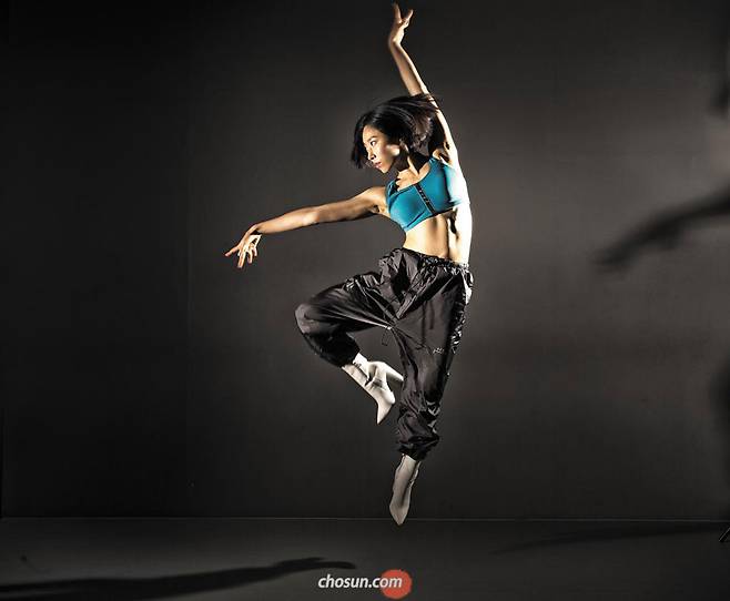 “저한테 춤의 의미요? 희로애락. 춤 때문에 괴롭고, 춤 때문에 즐거워요. 춤춰서 몸이 힘들다가 또 춤추면 스트레스 풀리고.” 리아킴이 솟구쳤다. 그를 감싼 공기가 달라졌다. 신발 마니아인 그는 종종 하이힐을 신고 춤춘다. /이신영 영상미디어 기자