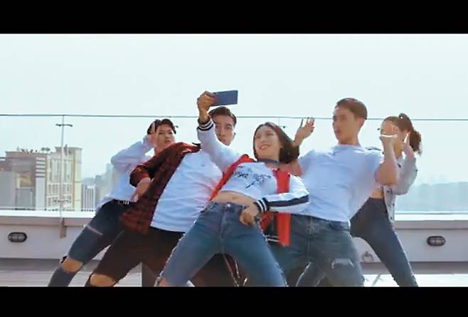 지난해 리아킴(가운데)이 출연한 삼성 갤럭시 8 광고. /원밀리언 댄스 스튜디오 제공