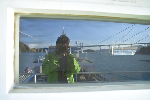 보길도를 떠나오는 배에서 유리창에 비친 나를 찍어 보았다.