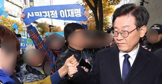 이재명 경기도지사가 29일 오후 경기도 성남시 분당경찰서에서 '친형 강제입원', '여배우 스캔들', '조폭 연루설' 등 자신을 둘러싼 각종 의혹과 관련 조사를 받던 중 점심식사를 위해 나와 이동하며 지지자들과 인사하고 있다. [연합뉴스]