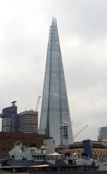 뒤쪽으로 영국을 포함한 EU국가 중에서 가장 높은 고층빌딩 더 샤드가 있다