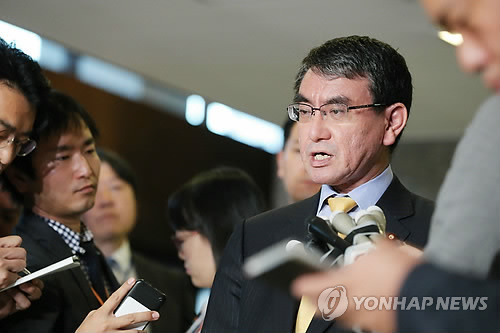 징용피해자 배상판결에 日 강력 반발…"매우 유감, 수용못해"       (도쿄 AFP/지지통신=연합뉴스) 고노 다로 일본 외무상(가운데)이 지난달 30일(현지시간) 한국 대법원이 일본 기업 '신일철주금'(옛 신일본제철)이 강제징용 피해자에게 배상해야 한다는 판결을 내린 것과 관련, 도쿄 외무성에 이수훈 주일 한국대사를 불러 항의한 후 기자들과 만나 발언하고 있다.    고노 외무상은 이날 발표한 담화에서 이번 판결에 대해 "매우 유감"이라면서 "결코 수용할 수 없다"고 강하게 반발했다.        leekm@yna.co.kr  (끝)