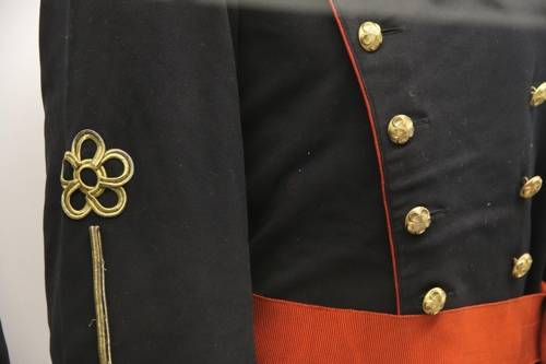 대한제국 장교 군복 (서울=연합뉴스) 박상현 기자 = 육군사관학교 육군박물관에 전시된 대한제국 진위대 장교 군복 중 예복 상의. 팔꿈치와 단추에 오얏꽃 문양이 보인다.