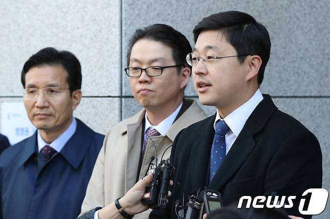 1일 오전 서울 서초동 대법원에서 종교·양심적 병역거부 인정 판결을 받은 오승헌 씨가 취재진에게 소감을 밝히고 있다.2018.11.1/뉴스1 © News1 이광호 기자