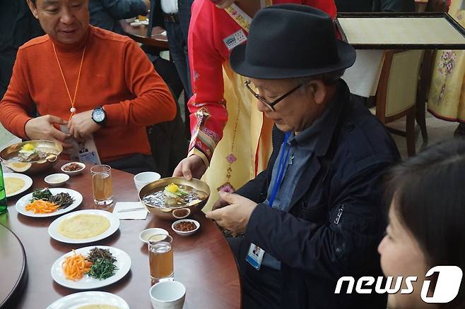 금강산 관광지구 내 옥류관에서 평양냉면과 녹두전이 어우러진 식사를 하는 우리 측 방북단 일원. 2018.11.5/뉴스1 © News1 서재준 기자