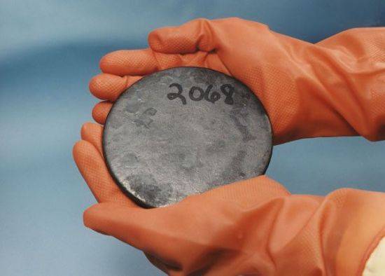 우라늄은 1차 정제시 노란색 가루로 정제되며, 이를 보통 '옐로케이크(Yellow cake)'(위쪽 사진)라고 부른다. 이후 원심분리기법 등을 통해 고농축우라늄(아래쪽 사진)을 만들어 핵무기 개발이나 원자력 발전 등에 쓰인다.(사진=위키피디아)